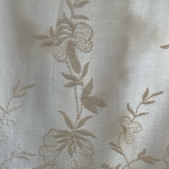 Elegant and beautiful Zara embroidered girls dress in cream tone - Picture 4 of 5